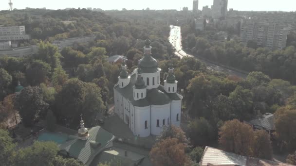 Iglesia de San Cirilo en Kiev. Ucrania. Vista aérea — Vídeo de stock