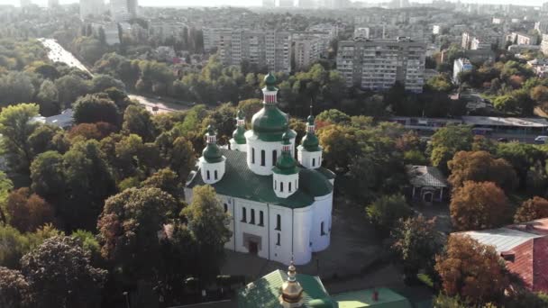Kerk St. Cyril in Kiev. Oekraïne. Luchtzicht — Stockvideo