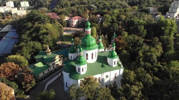 Szent Cirill templom Kijevben. Ukrajnában. Légi felvétel — Stock videók