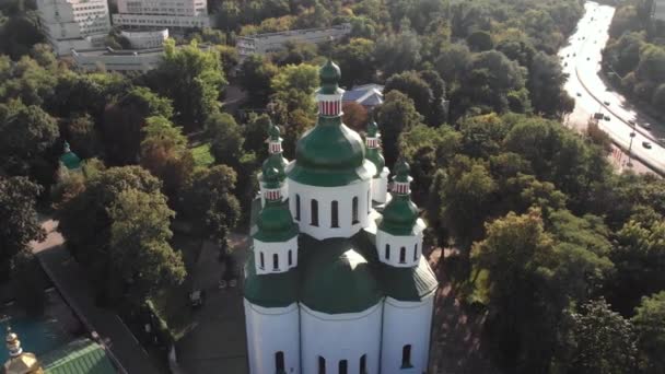 Kyiv 'deki Aziz Cyril Kilisesi. Ukrayna. Hava görünümü — Stok video