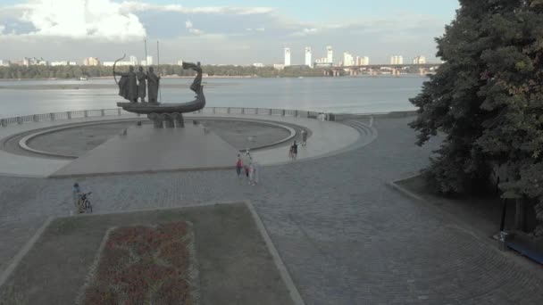 Kyiv 의 설립자에게 바치는 기념비. 우크라이나. 공중 비행 — 비디오