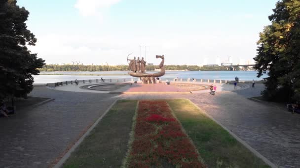 Памятник основателям Киева. Украина. Воздушный — стоковое видео