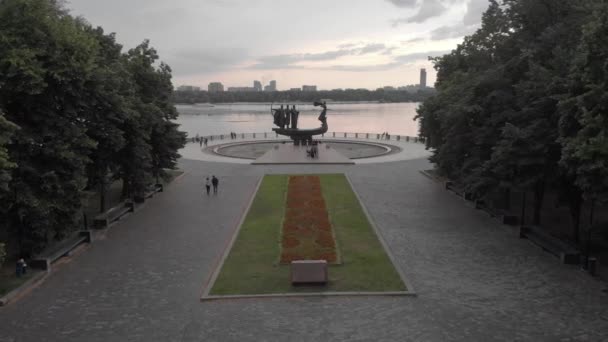 キエフの創設者への記念碑。ウクライナだ。空中 — ストック動画