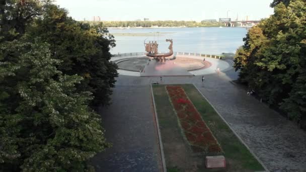 Памятник основателям Киева. Украина. Воздушный — стоковое видео