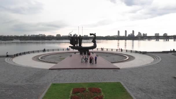 Monument voor de oprichters van Kiev. Oekraïne. Luchtfoto — Stockvideo