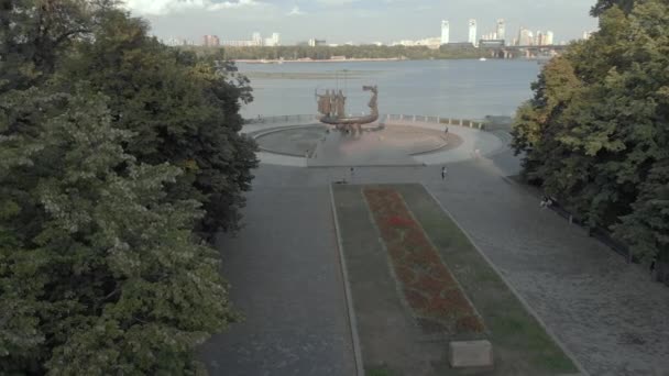 Monumento ai fondatori di Kiev. Ucraina. Aerea — Video Stock