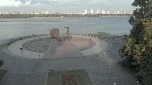 Kyiv 의 설립자에게 바치는 기념비. 우크라이나. 공중 비행 — 비디오