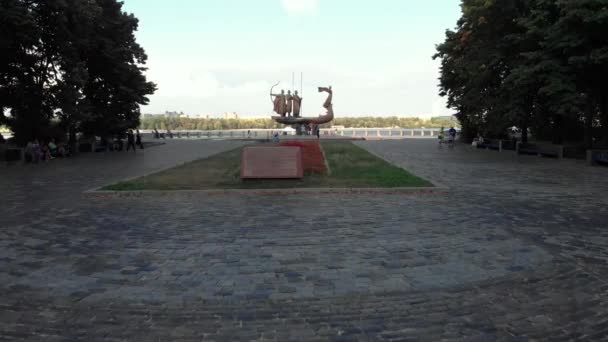 Monument över grundarna av Kiev. Ukraina. Flygplan — Stockvideo