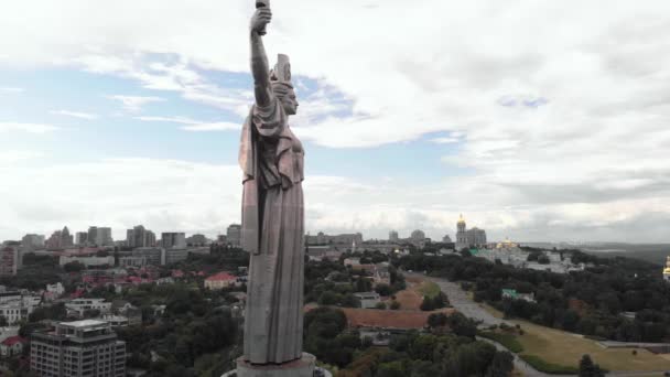 Вид с воздуха на памятник Родине в Киеве, Украина — стоковое видео