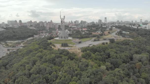 Ukrayna, Kyiv 'deki Anavatan Anıtı' nın havadan görünüşü — Stok video