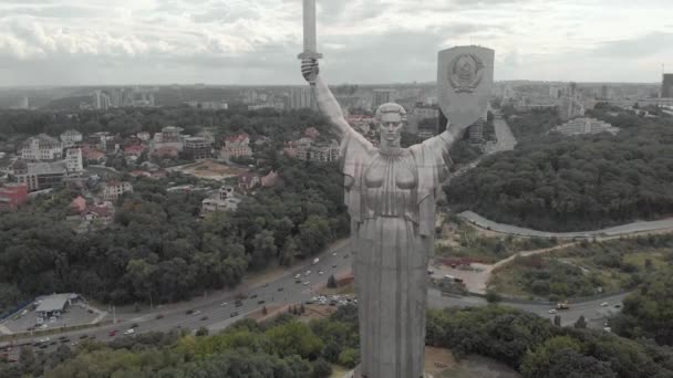 Ukrayna, Kyiv 'deki Anavatan Anıtı' nın havadan görünüşü — Stok video