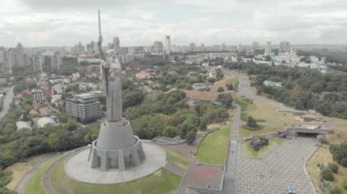 Ukrayna, Kyiv 'deki Anavatan Anıtı' nın havadan görünüşü
