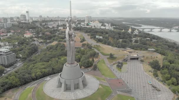 Ukrayna, Kyiv 'deki Anavatan Anıtı' nın havadan görünüşü — Stok video