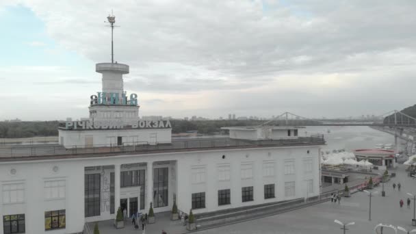 Речной вокзал в Киеве. Украина. Воздушный — стоковое видео