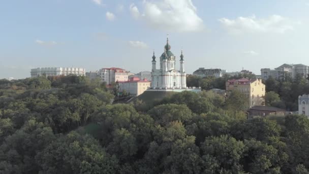 Luchtfoto van de kerk van Kiev St. Andrews. Oekraïne — Stockvideo