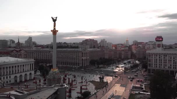 Площадь Независимости в Киеве, Украина. Майдан. Вид с воздуха — стоковое видео