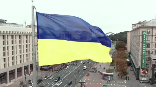 Bandiera dell'Ucraina nel centro di Kiev. Piazza dell'Indipendenza. Khreshchatyk — Video Stock