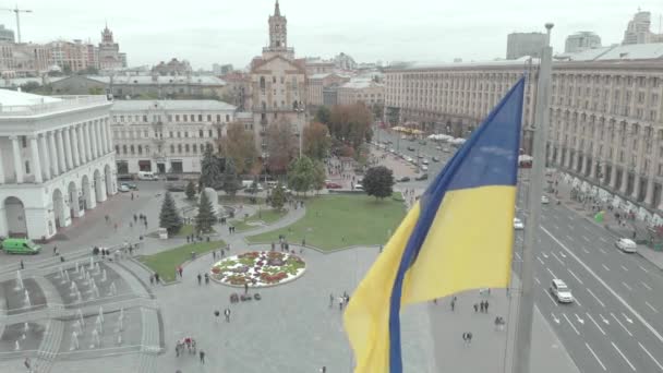 Ukrajinská vlajka v centru Kyjeva. Náměstí nezávislosti. Khreshchatyk — Stock video