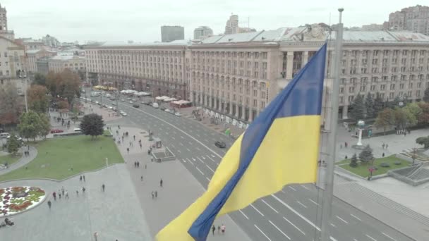 Bandeira da Ucrânia no centro de Kiev. Praça da Independência. Khreshchatyk. — Vídeo de Stock