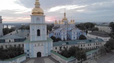 Ukrayna, Kyiv 'deki Aziz Michaels Altın Kubbe Manastırı. Hava görünümü
