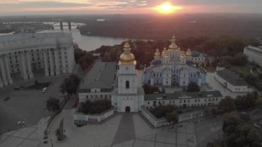 Ukrayna, Kyiv 'deki Aziz Michaels Altın Kubbe Manastırı. Hava görünümü