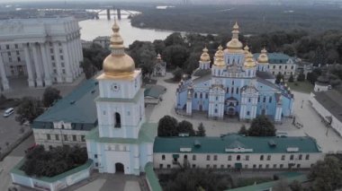 Ukrayna, Kyiv 'deki Aziz Michaels Altın Kubbe Manastırı. Hava görünümü
