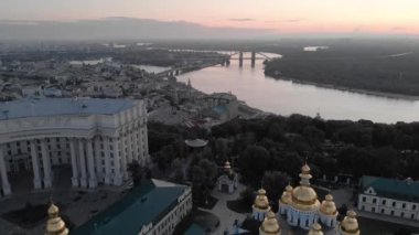 Ukrayna, Kyiv 'deki Aziz Michaels Altın Kubbe Manastırı. Hava görünümü