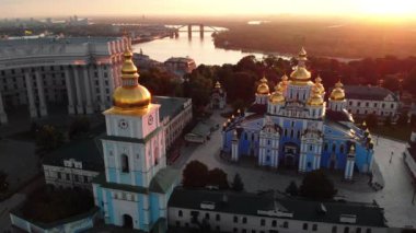 Ukrayna, Kyiv 'deki Aziz Michaels Altın Kubbe Manastırı. Hava görünümü