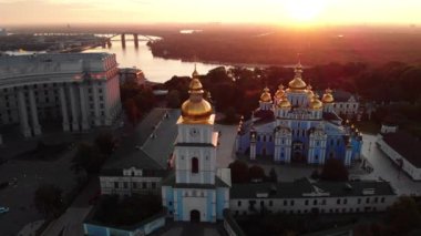 Ukrayna, Kyiv 'deki Aziz Michaels Altın Kubbe Manastırı. Hava görünümü