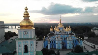 Ukrayna, Kyiv 'deki Aziz Michaels Altın Kubbe Manastırı. Hava görünümü