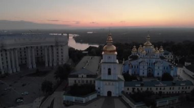 Ukrayna, Kyiv 'deki Aziz Michaels Altın Kubbe Manastırı. Hava görünümü