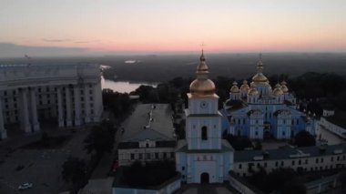 Ukrayna, Kyiv 'deki Aziz Michaels Altın Kubbe Manastırı. Hava görünümü