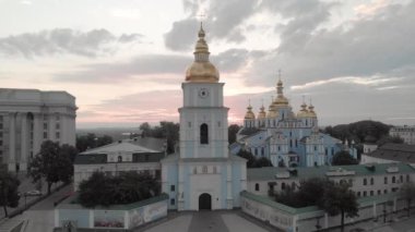 Ukrayna, Kyiv 'deki Aziz Michaels Altın Kubbe Manastırı. Hava görünümü