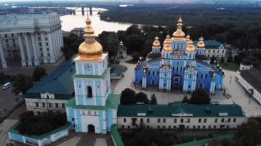 Ukrayna, Kyiv 'deki Aziz Michaels Altın Kubbe Manastırı. Hava görünümü