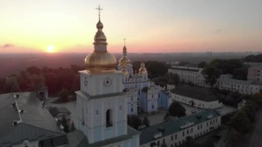 Ukrayna, Kyiv 'deki Aziz Michaels Altın Kubbe Manastırı. Hava görünümü