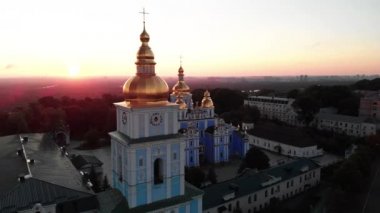 Ukrayna, Kyiv 'deki Aziz Michaels Altın Kubbe Manastırı. Hava görünümü