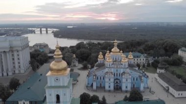 Ukrayna, Kyiv 'deki Aziz Michaels Altın Kubbe Manastırı. Hava görünümü