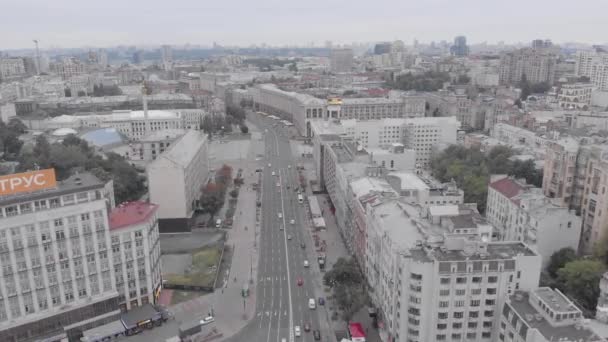 Khreschatyk utca Kijevben, Ukrajna. Légi felvétel — Stock videók