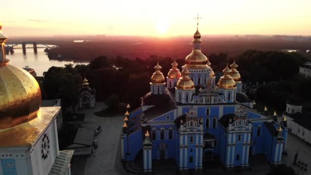 Monasterio de la Cúpula Dorada de San Miguel en Kiev, Ucrania. Vista aérea — Vídeos de Stock