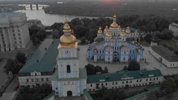우크라이나의 키예프에 있는 성 미카엘 황금 돔 수도원이다. 공중에서 본 광경 — 비디오