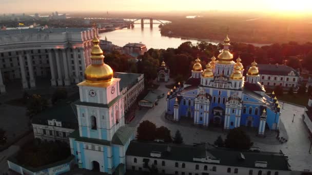 ウクライナのキエフにあるセント・マイケルズ・ゴールデン・ドーム修道院。空中風景 — ストック動画