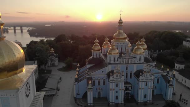 Monastero di San Michele con cupola d'oro a Kiev, Ucraina. Vista aerea — Video Stock