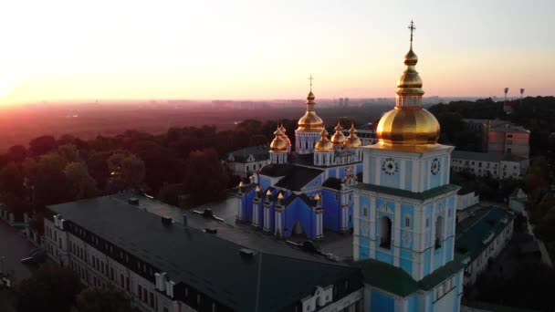 อารามเซนต์ไมเคิลโกลเด้นโดมในคีฟ ประเทศยูเครน มุมมองทางอากาศ — วีดีโอสต็อก