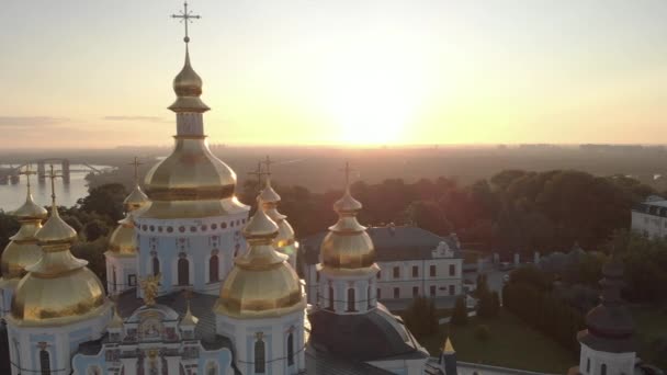 Монастир Святого Михайла в Києві, Україна. Вид з повітря — стокове відео