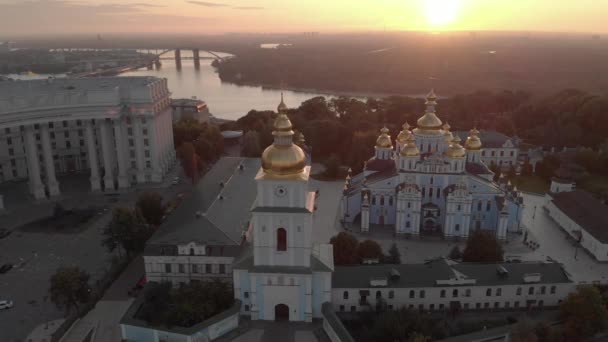 St. Michaels Golden-Domed klášter v Kyjevě, Ukrajina. Letecký pohled — Stock video