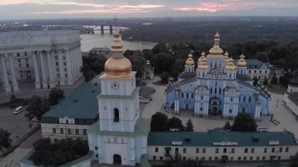 ウクライナのキエフにあるセント・マイケルズ・ゴールデン・ドーム修道院。空中風景 — ストック動画