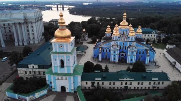 Monastero di San Michele con cupola d'oro a Kiev, Ucraina. Vista aerea — Video Stock