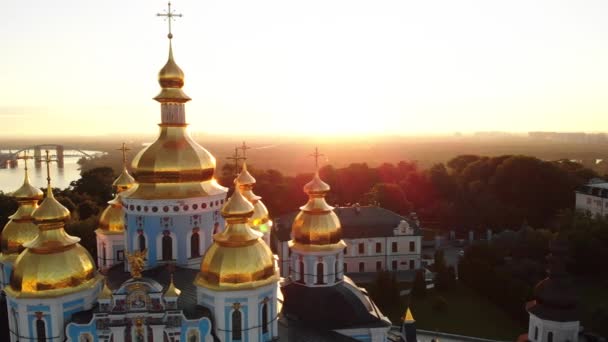 Monasterio de la Cúpula Dorada de San Miguel en Kiev, Ucrania. Vista aérea — Vídeo de stock