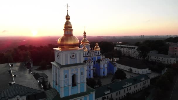 Свято-Михайловский золотистый монастырь в Киеве, Украина. Вид с воздуха — стоковое видео