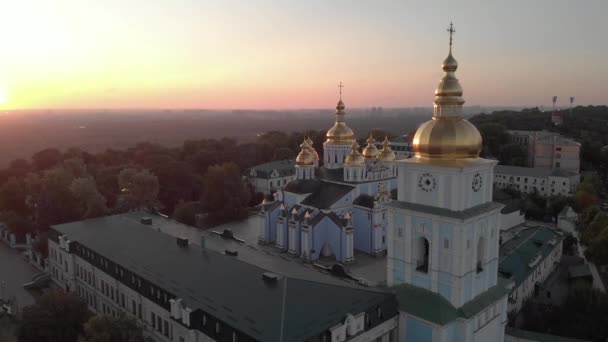 Monasterio de la Cúpula Dorada de San Miguel en Kiev, Ucrania. Vista aérea — Vídeos de Stock